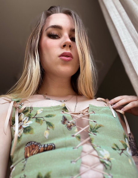 Qtee Foxx pornstar pretty photo