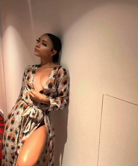 Alix Lapri exclusive model image