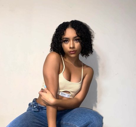 Alix Lapri model hd image