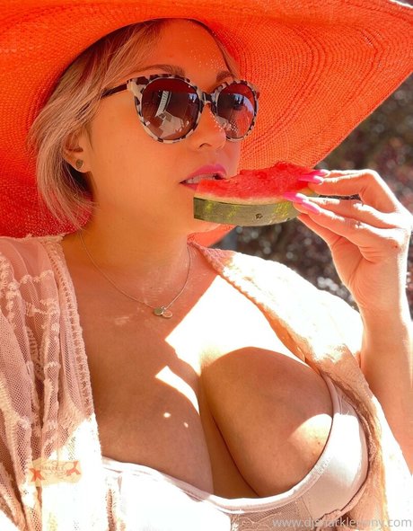 djsnarklepony erotic model picture