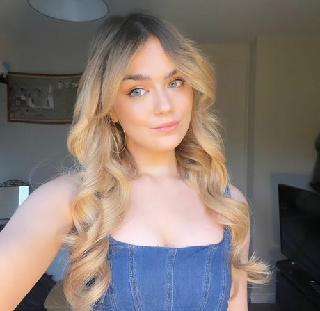 Megan Walsh art model archive