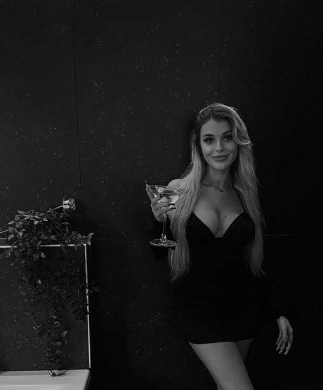 ellenofficial nudes model galleries