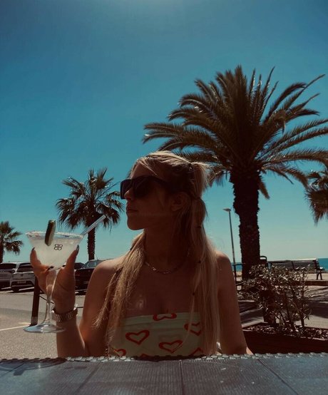 ellenofficial model sexy img