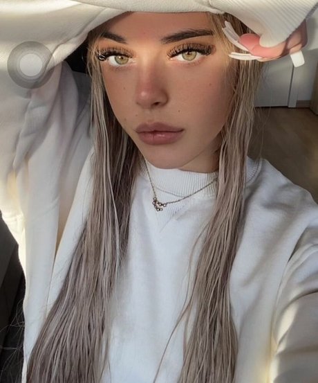 ellenofficial model hot pics