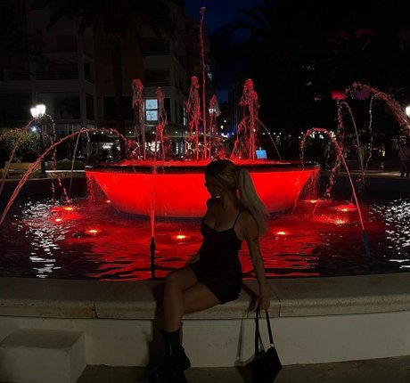 ellenofficial star adult photo