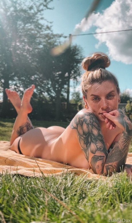 Itsbeadux adult model pic