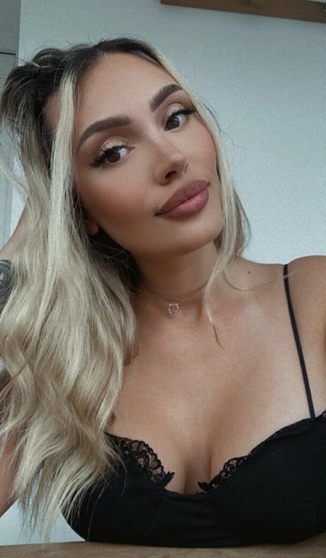 blonde babe onlyfans hd photo