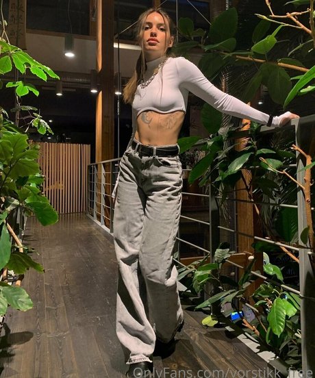 mallennnna hot model image