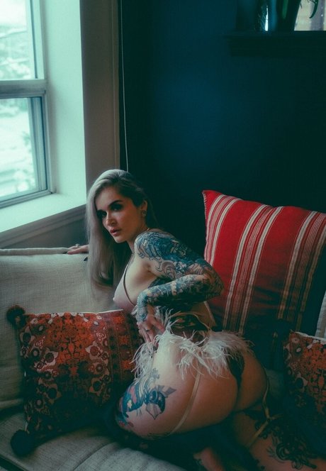 Katie Hollow hd actress pictures