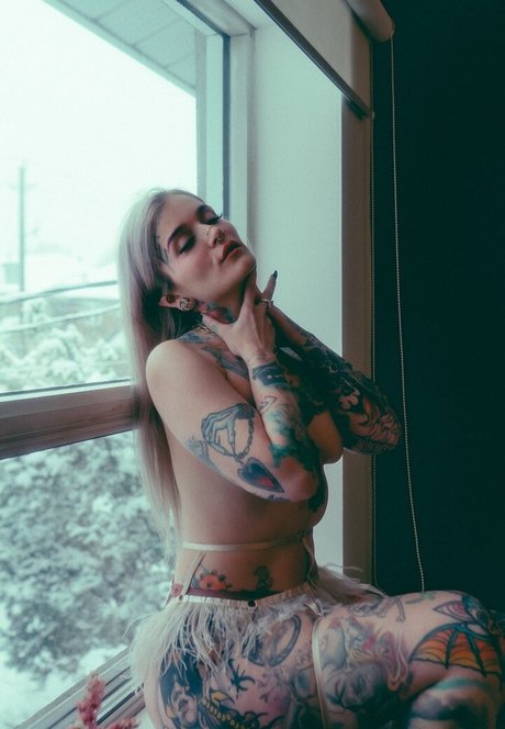 Katie Hollow pretty actress photo