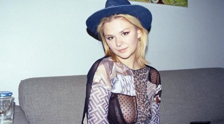 daisy world nudes actress pics