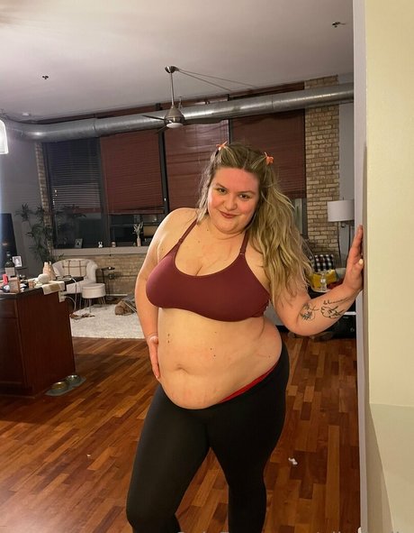 ellesbelly model adult images