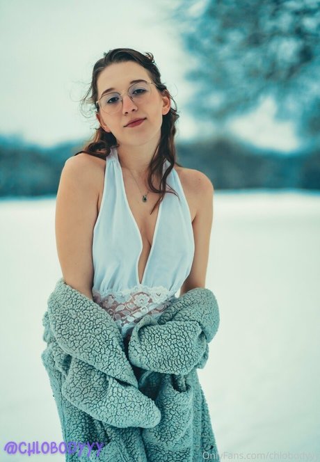 chlobodyyy star naked photo