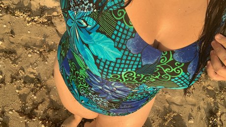 nainai model hot images