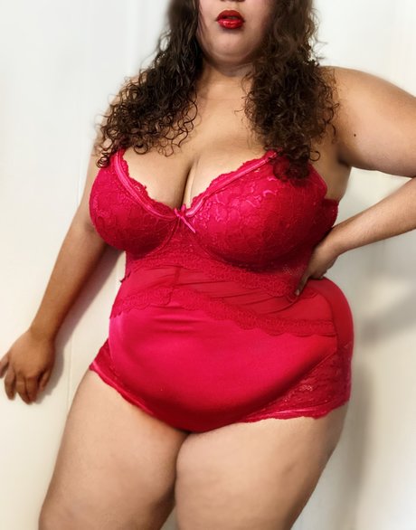 Curvy Trouble sex model pic