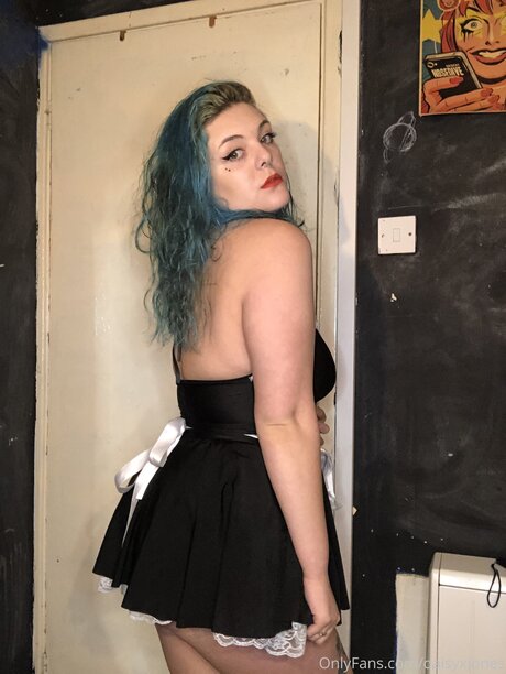 Daisy Jones FREE PAGE_ model beautiful photos