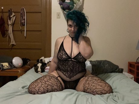 CurvyQueen star naked image