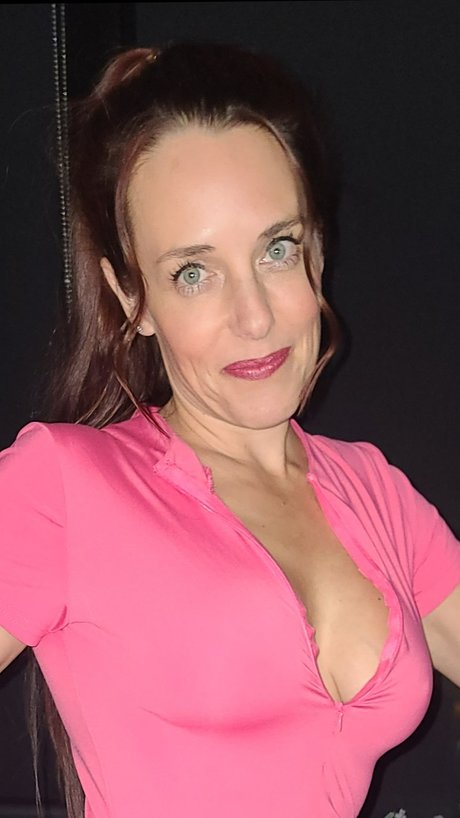 HotWifeInOk model sexy galleries