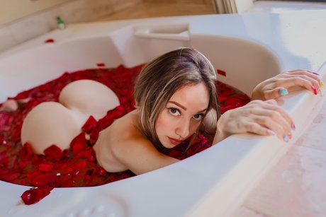 Nina Parodi star free pics