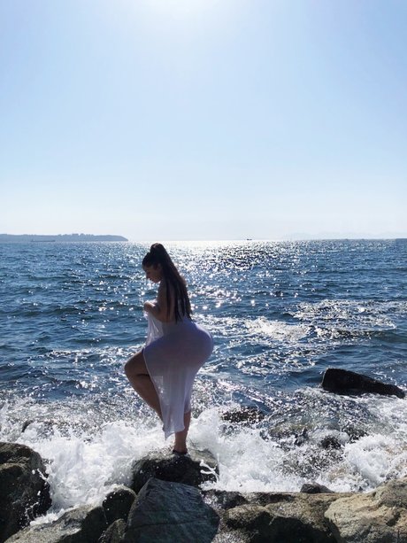 Niloo pornstar adult pic