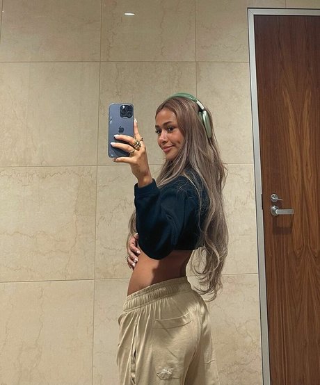 Demisux top star picture