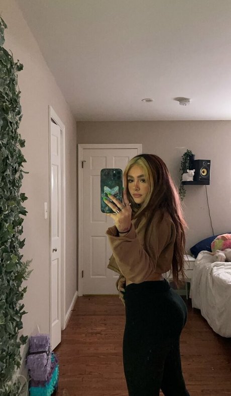 Demisux nude model pics