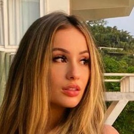 Amanda Beatriz pretty star photos