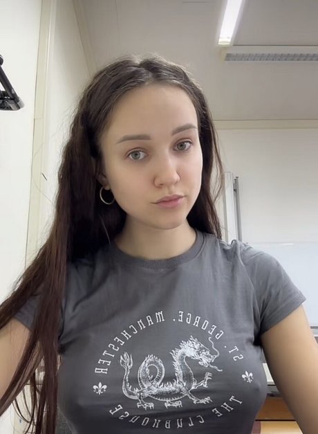 Ellielli Elligoinglive actress images