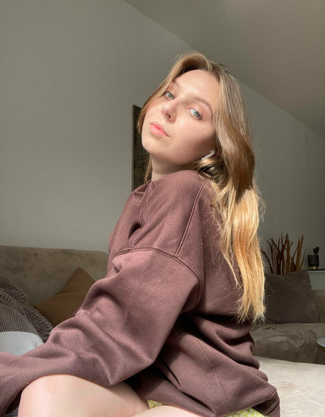 moon less model porn pictures