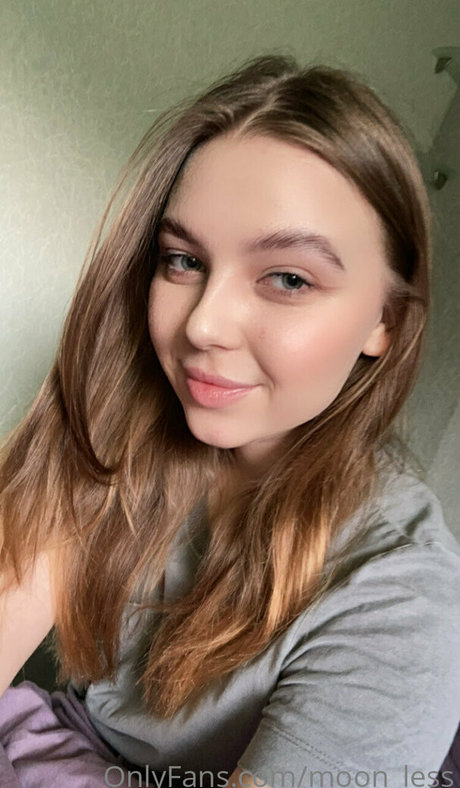 moon less nude star picture