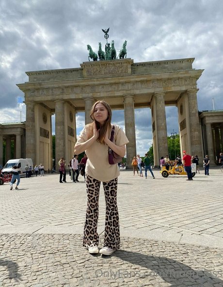 moon less model pornographic photo