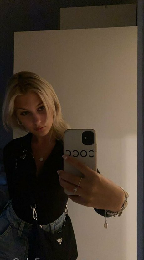 babyyzoeyy model pornographic photo