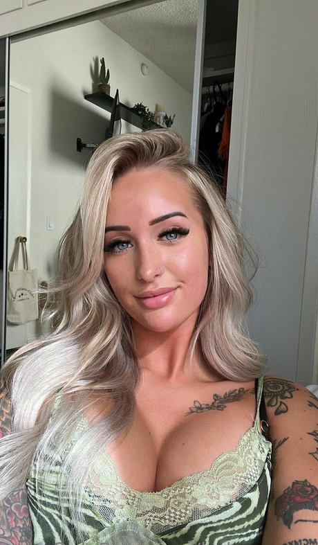 babyyessie exclusive model image