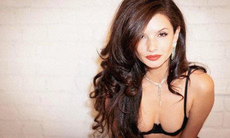 Alice Greczyn erotic model img