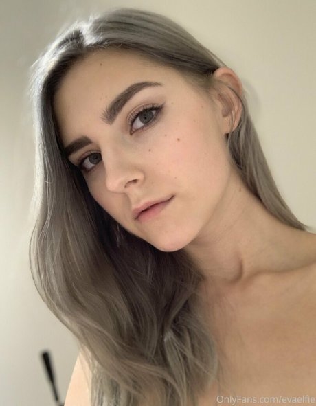 EvaElfie model porn images