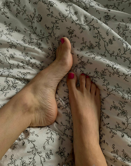 lauraaloove erotic model image