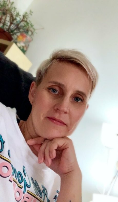 famez de erotic model picture