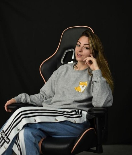 Roxane ASMR star sexy photos