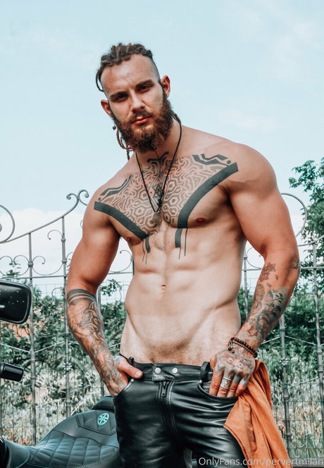 pervertmilan model adult pic