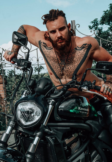 pervertmilan model nude pics