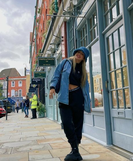 Lola Indigo naked pornstar archive