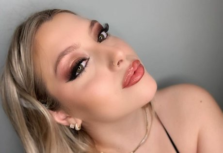 Anabel Kloe Lamarche sexy actress gallery