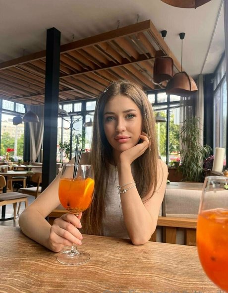 kitty di beautiful model image