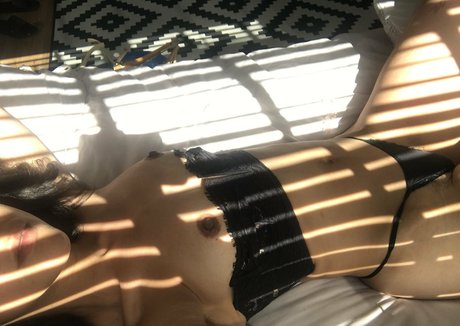 elladearest hot actress image