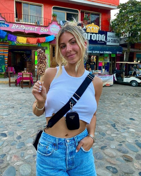 Beatrice Bouchard hot star pic