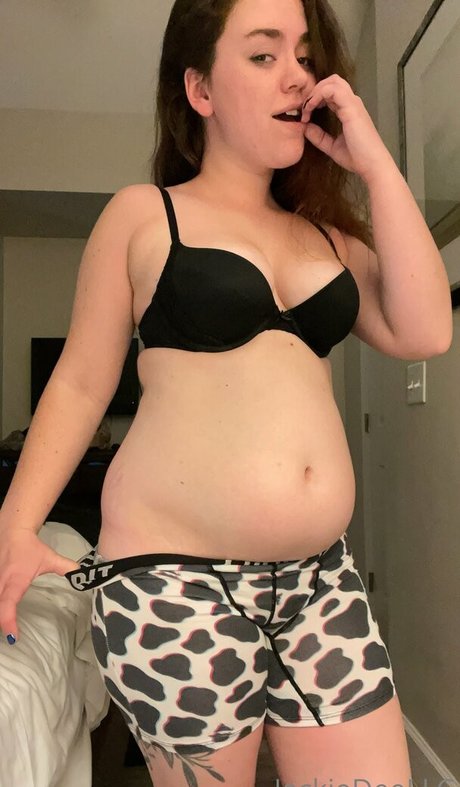 snackupjackie beautiful model image