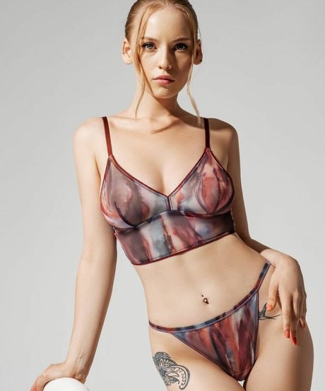 Oksana Neveselaya art model pics