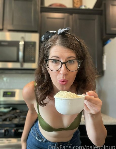 paleopinup exclusive model img