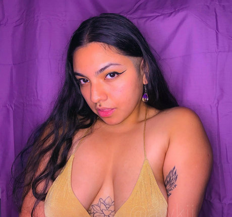 awkan free nude model pic