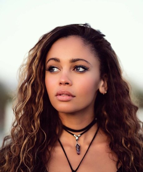 Vanessa Morgan art pornstar pics